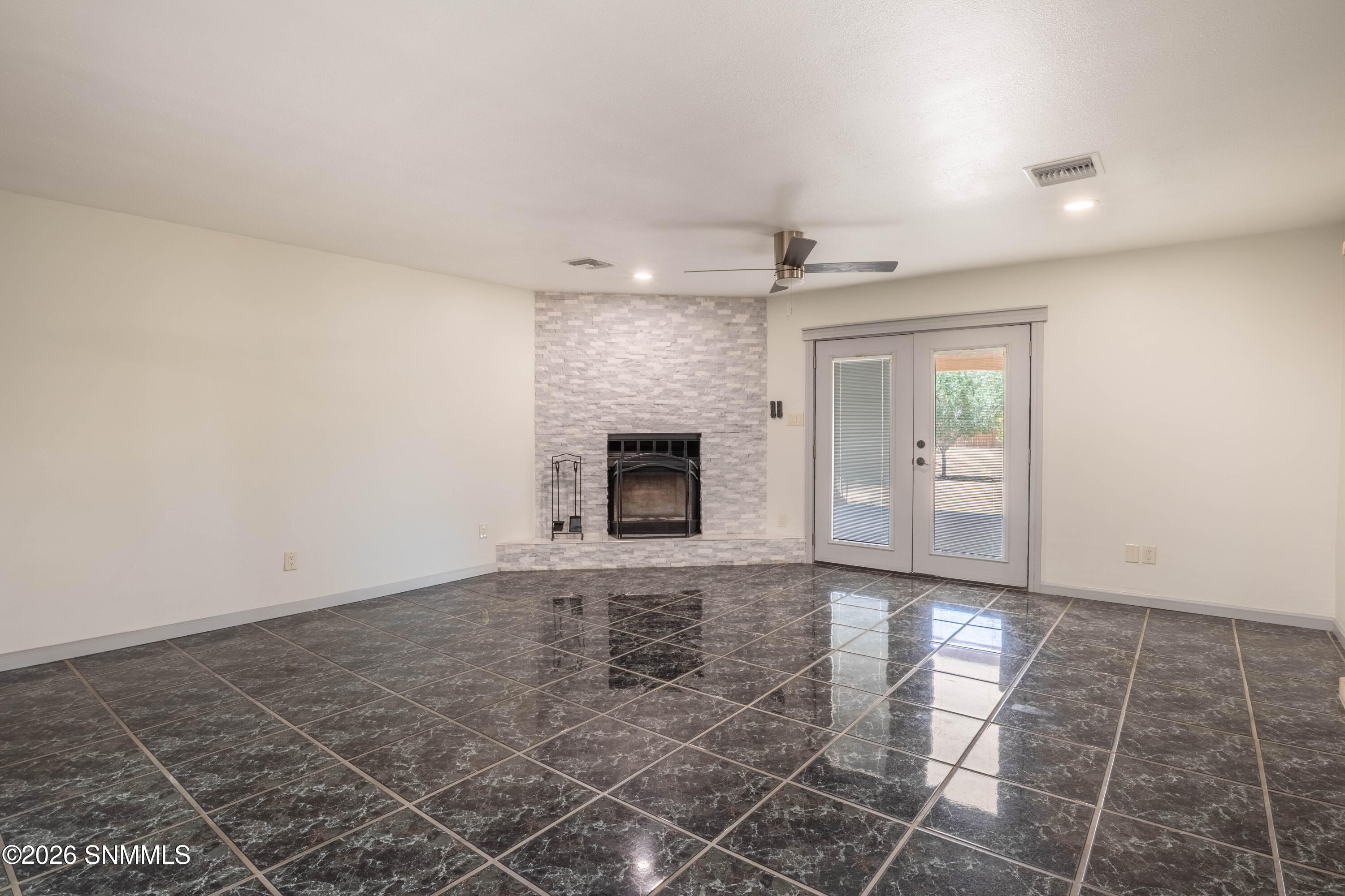 5129 N Valley Drive Property Photo 3