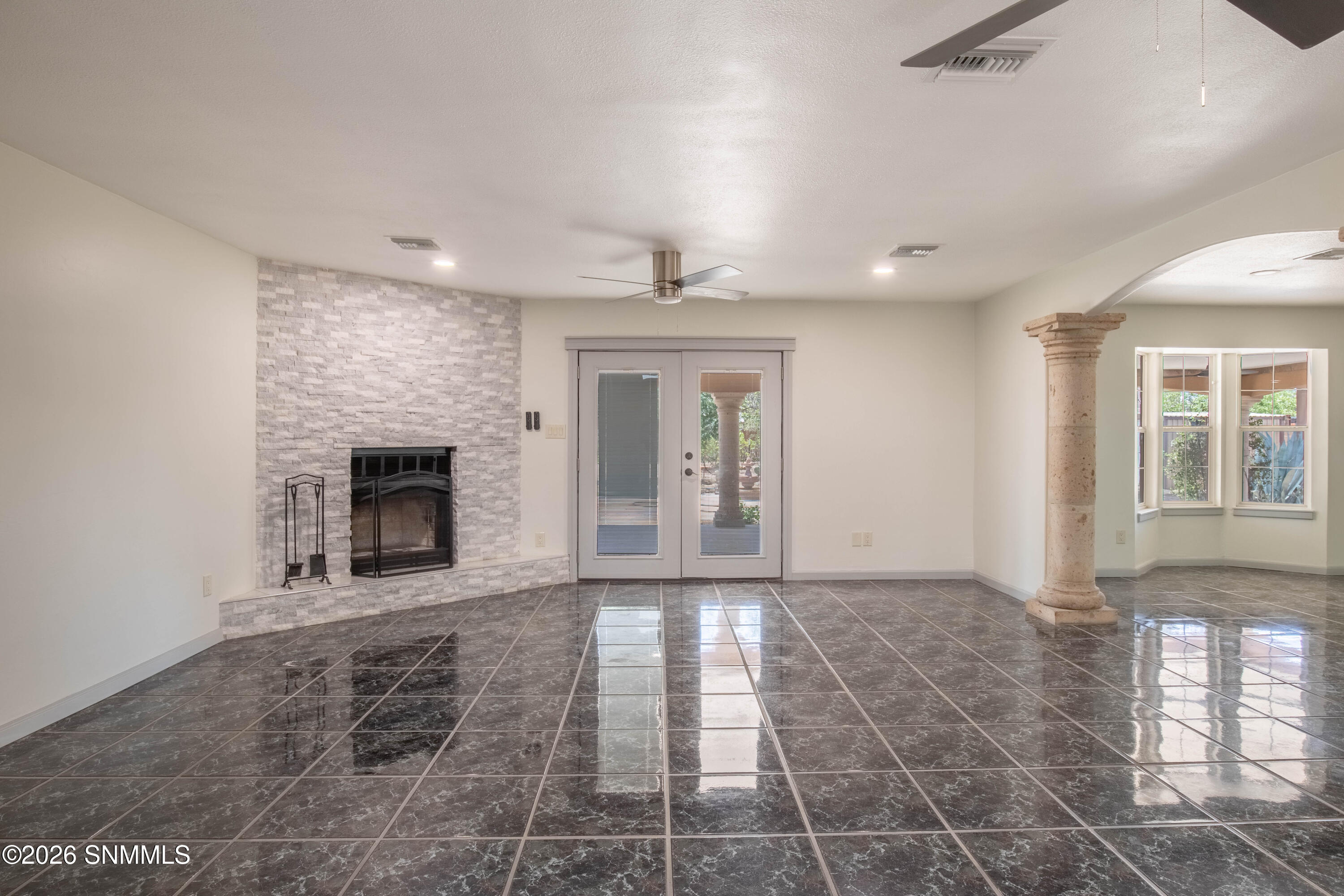 5129 N Valley Drive Property Photo 4