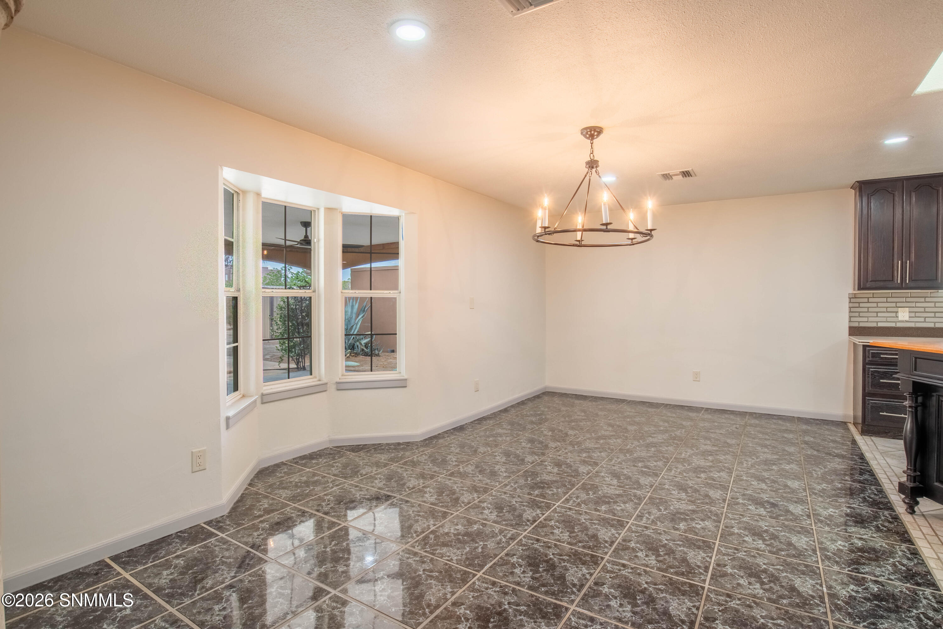 5129 N Valley Drive Property Photo 5