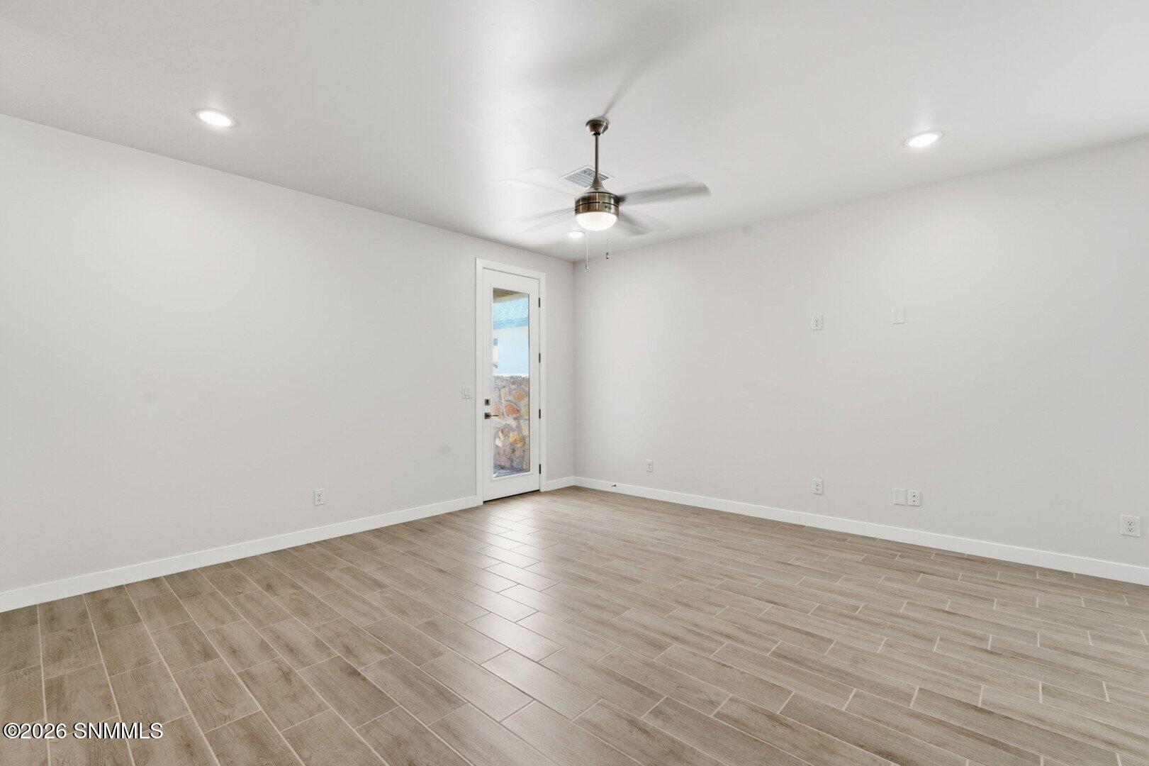 6565 Newcastle Avenue Property Photo 7