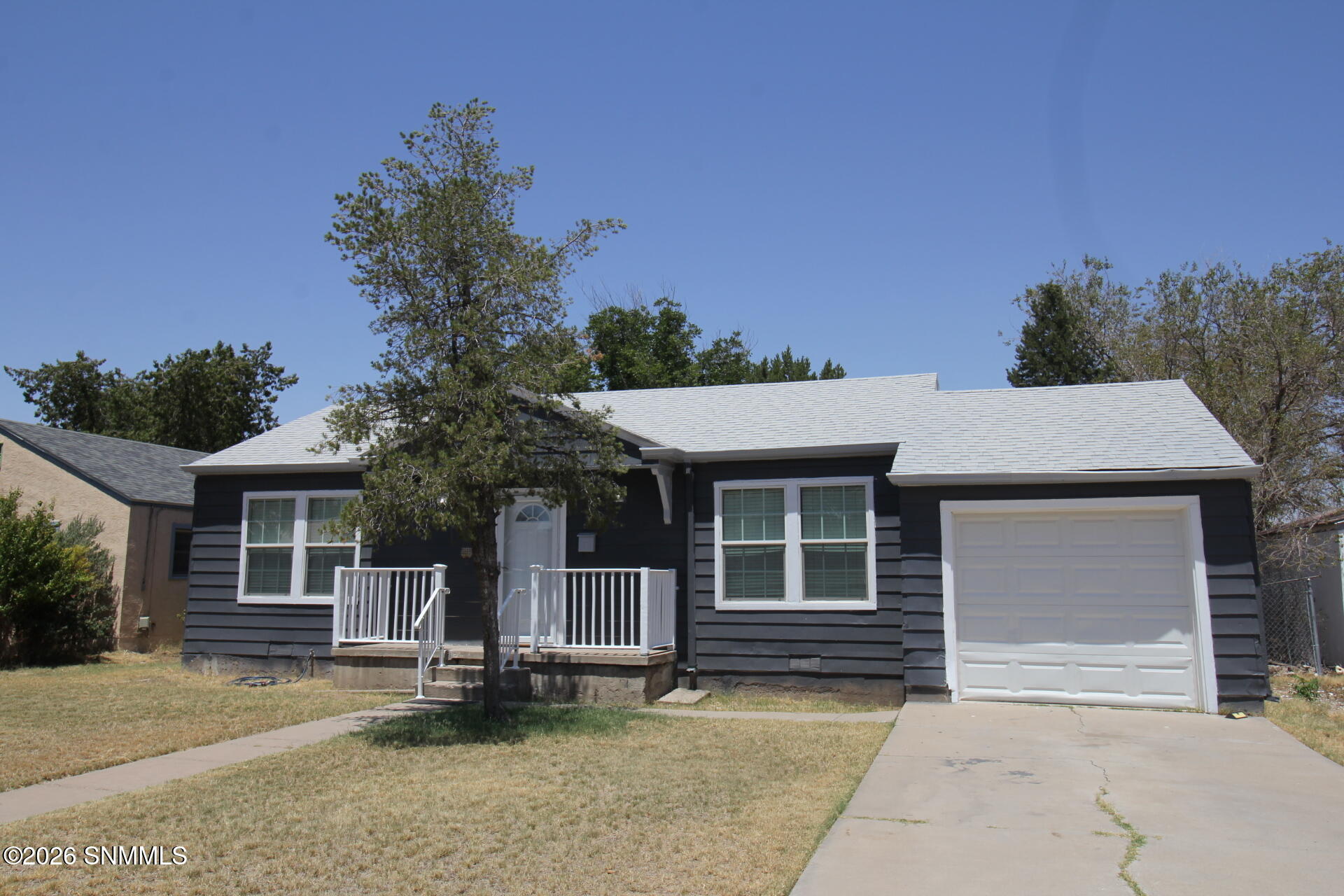 1613 W Walnut Street Property Photo 1