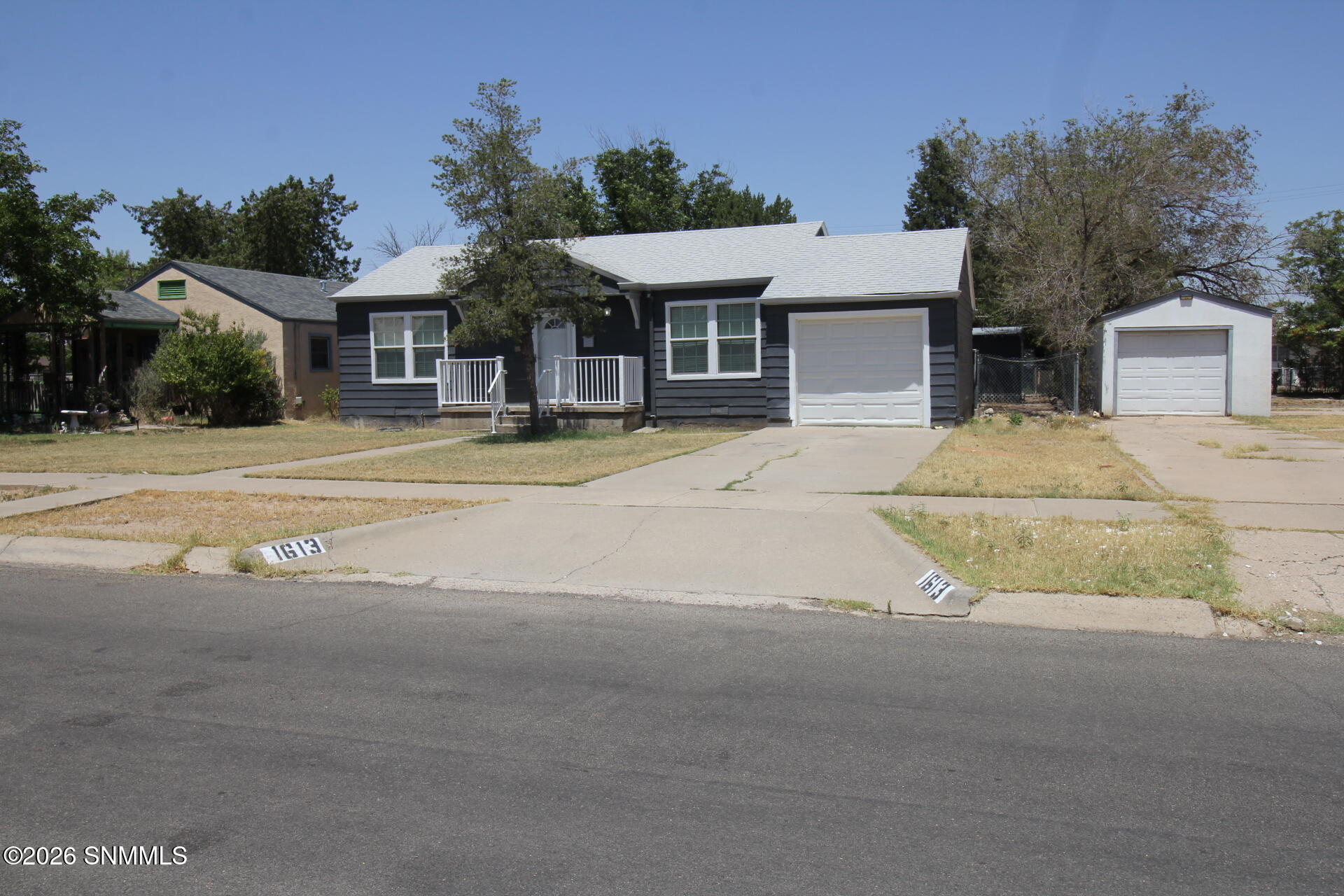 1613 W Walnut Street Property Photo 3