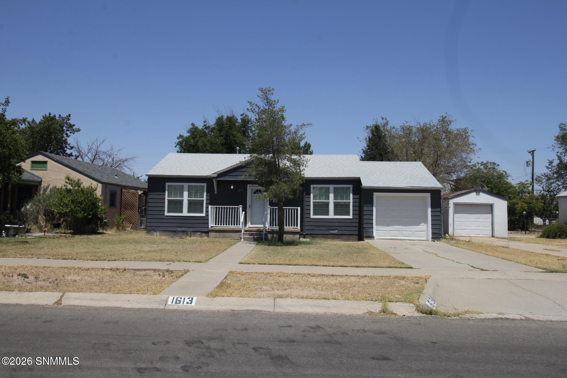 1613 W Walnut Street Property Photo 4