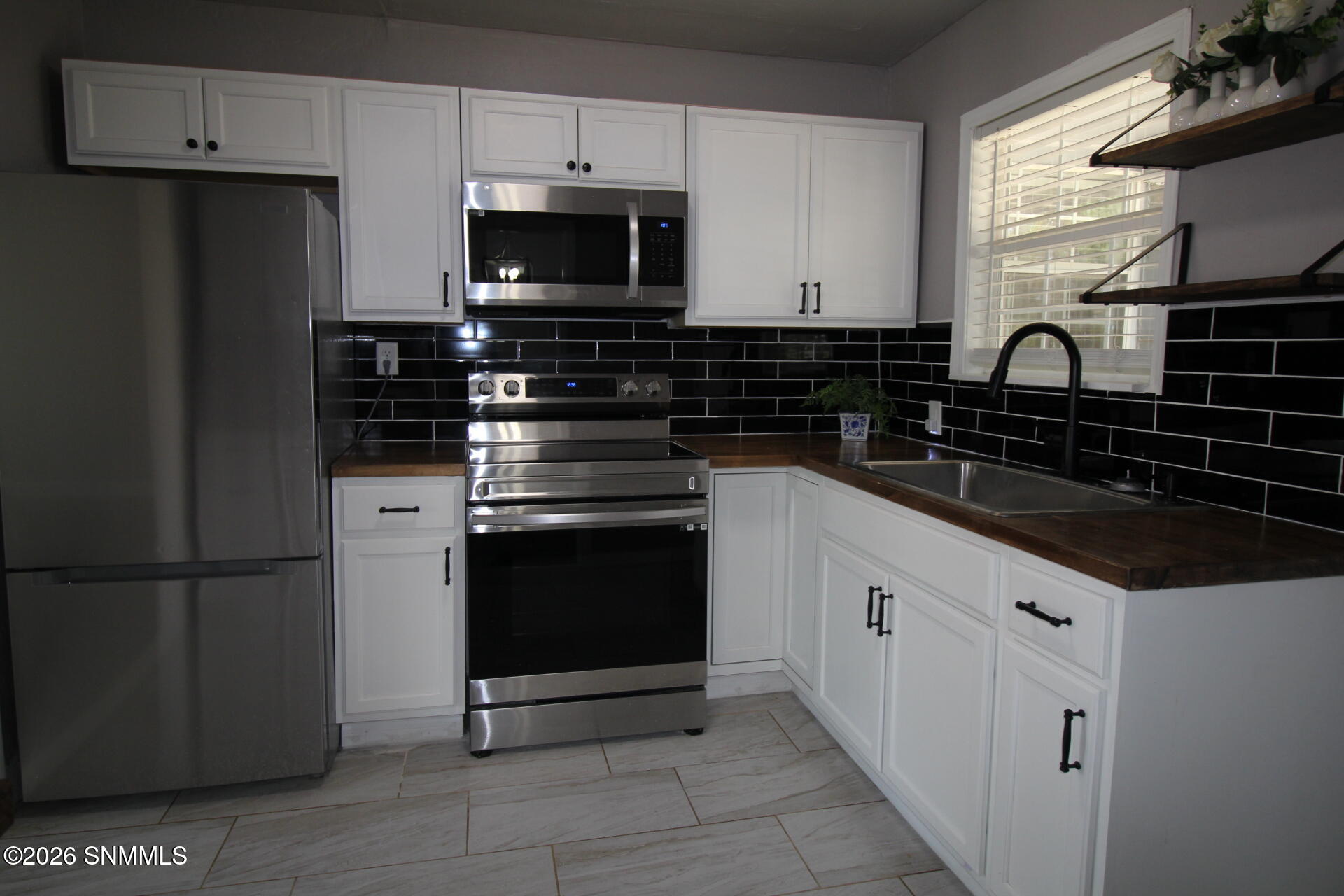 1613 W Walnut Street Property Photo 17