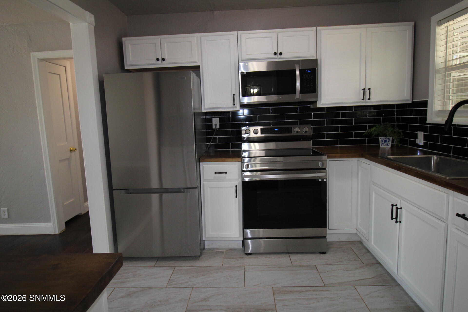 1613 W Walnut Street Property Photo 18