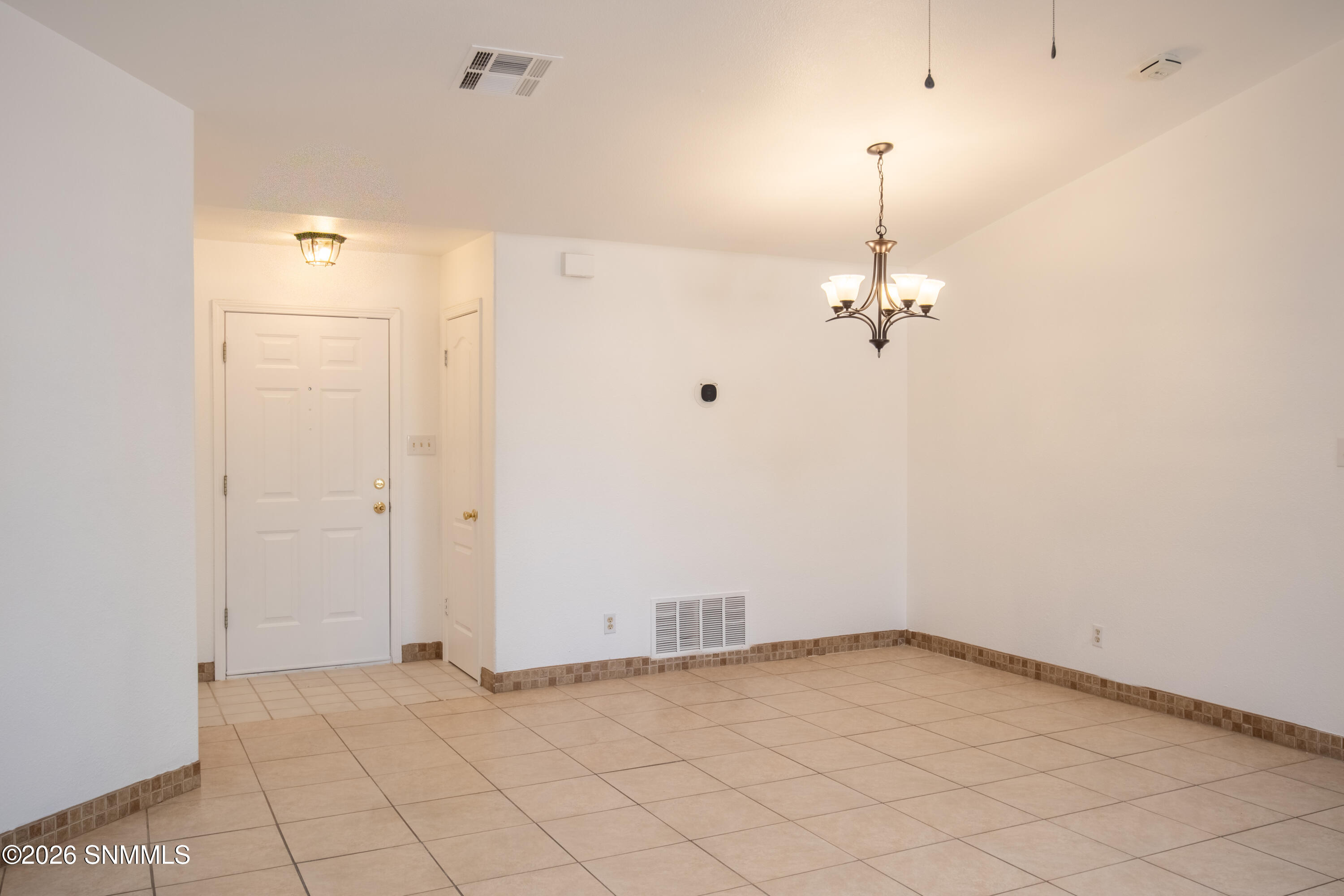 5027 Emerald Street Property Photo 6
