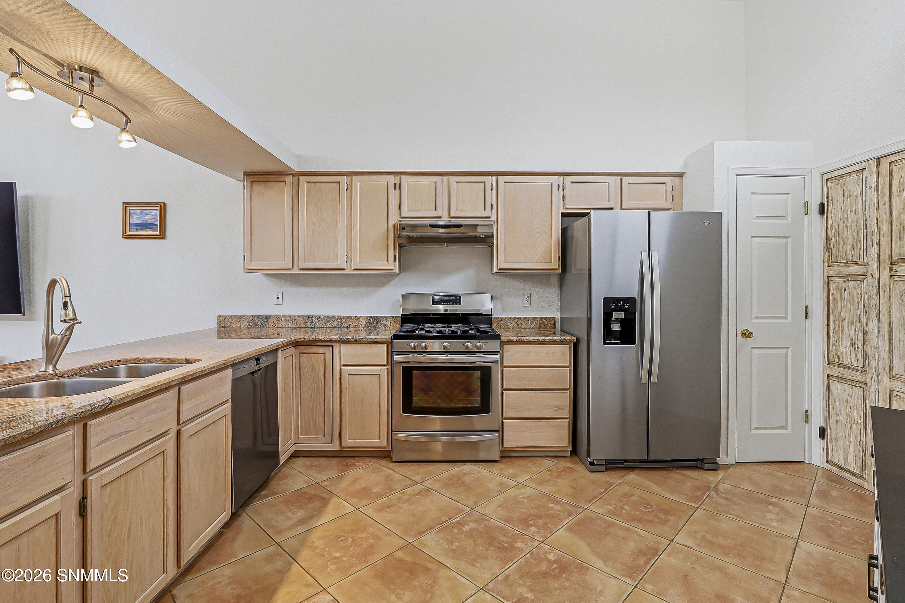 2048 Pine Needle Way Property Photo 5