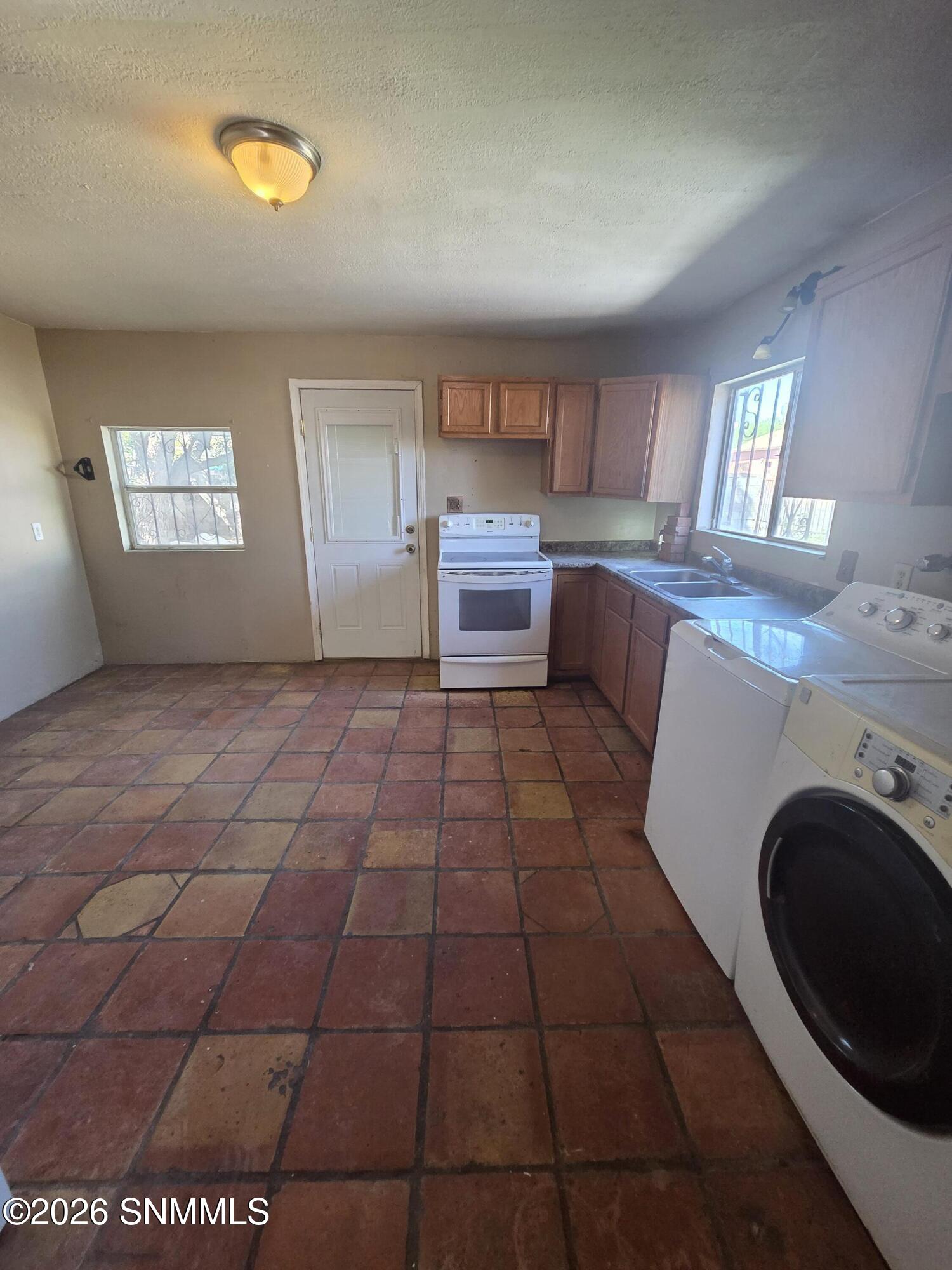 343 E Bowman Avenue Property Photo 7