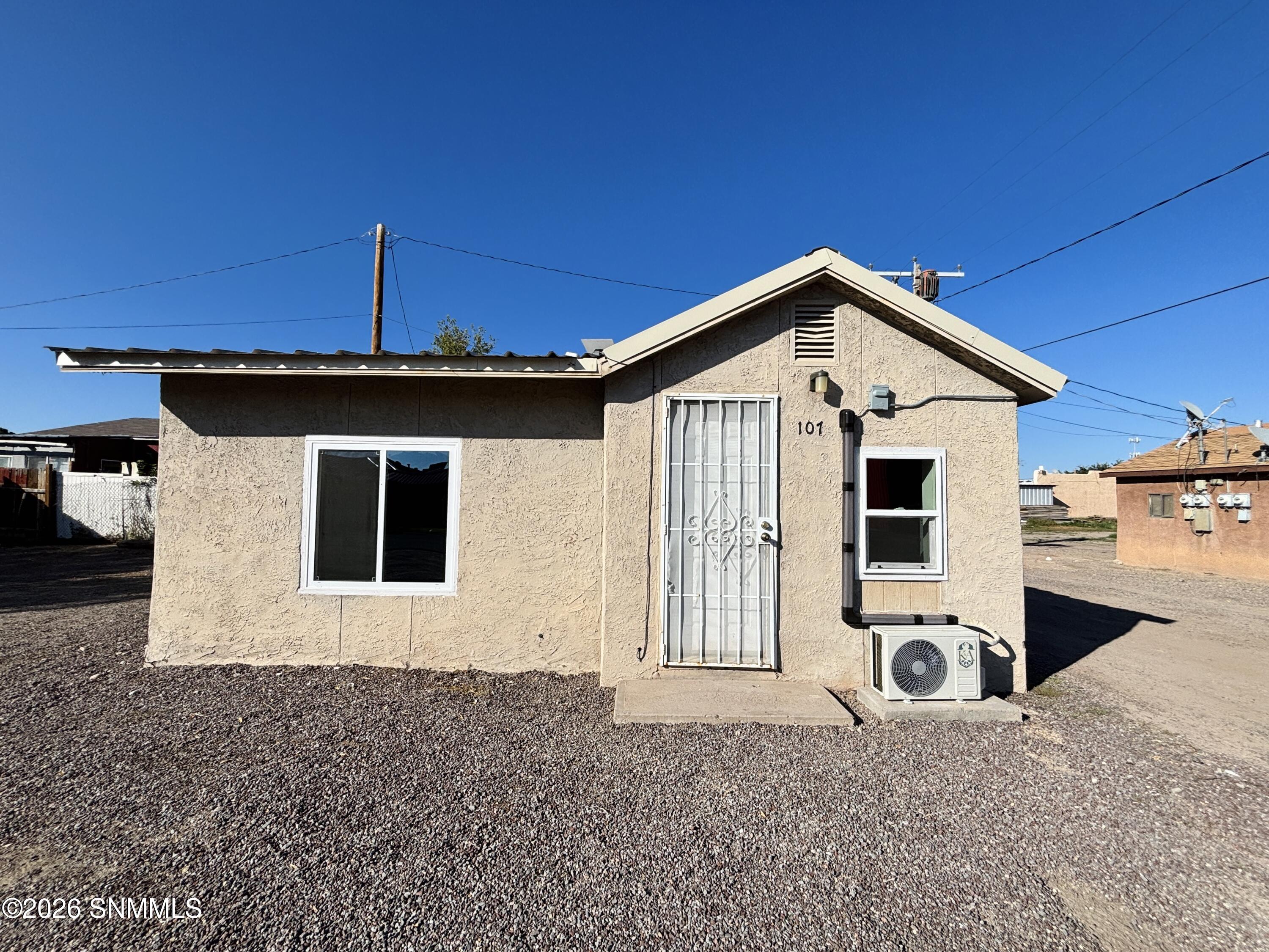 130 W Hill Street Property Photo 1