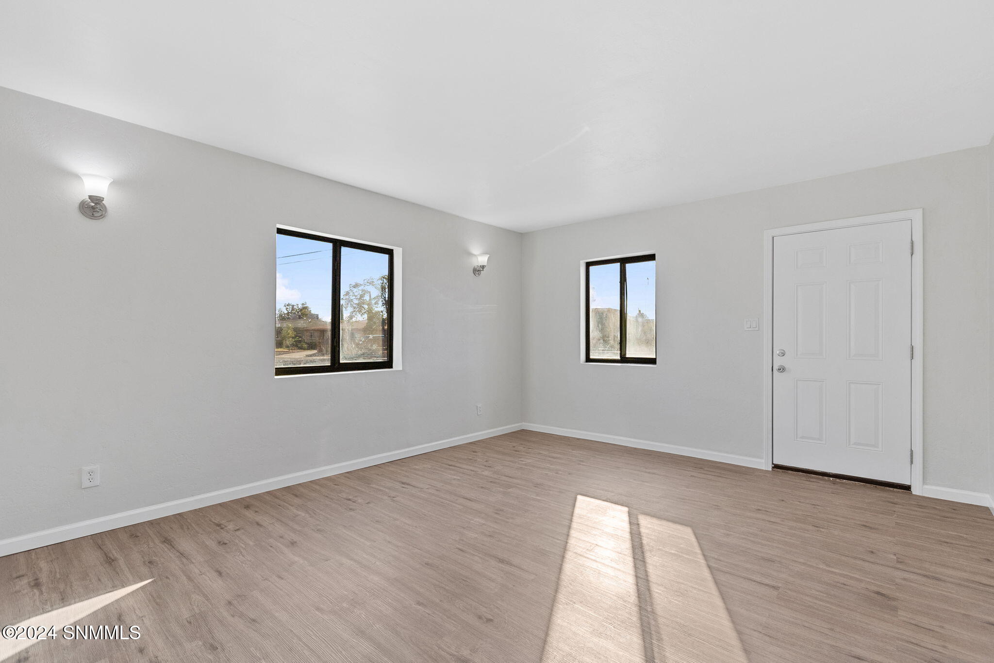 697 S Melendres Street Property Photo 4