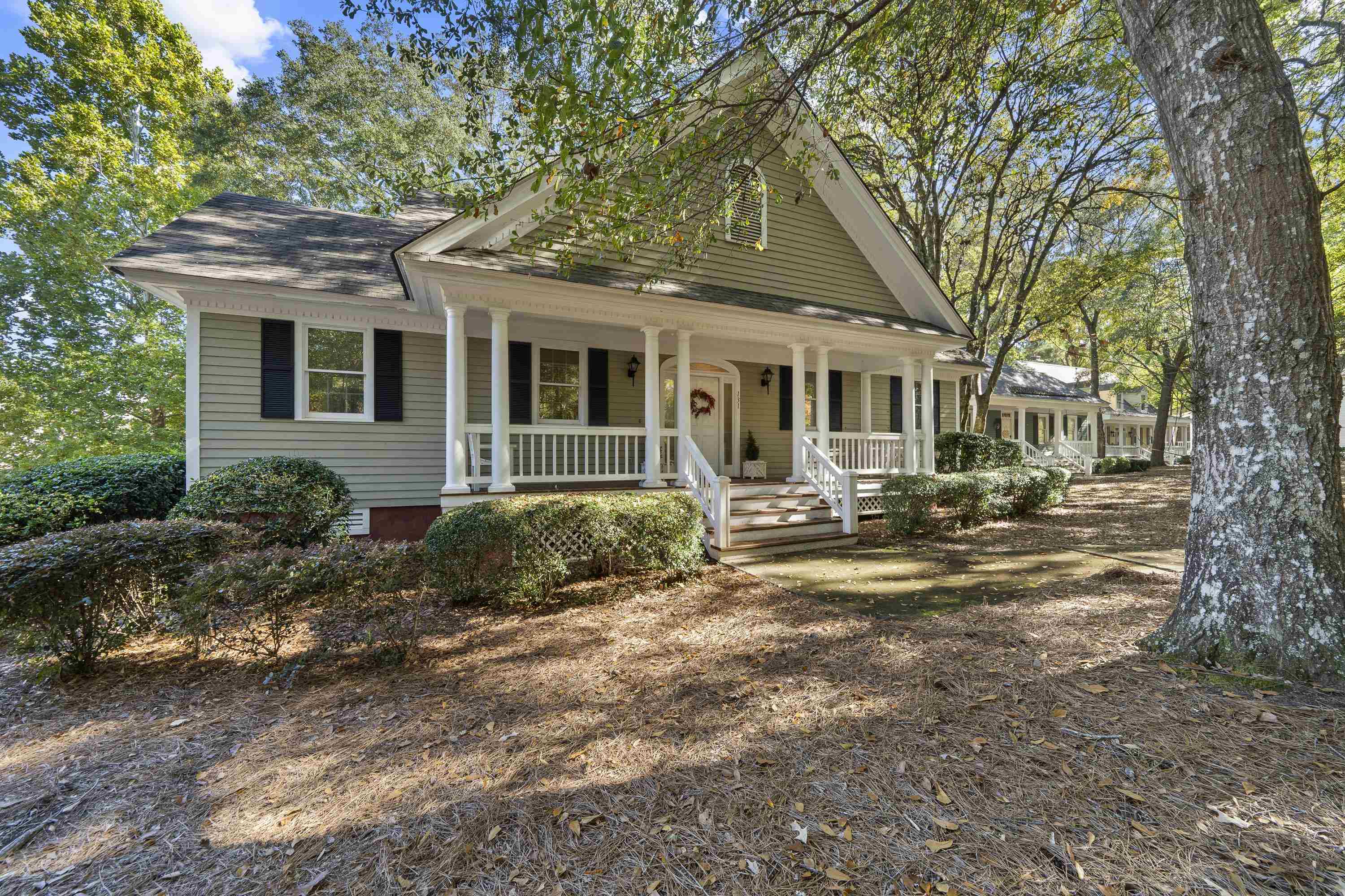 131 Oakton South Property Photo 2