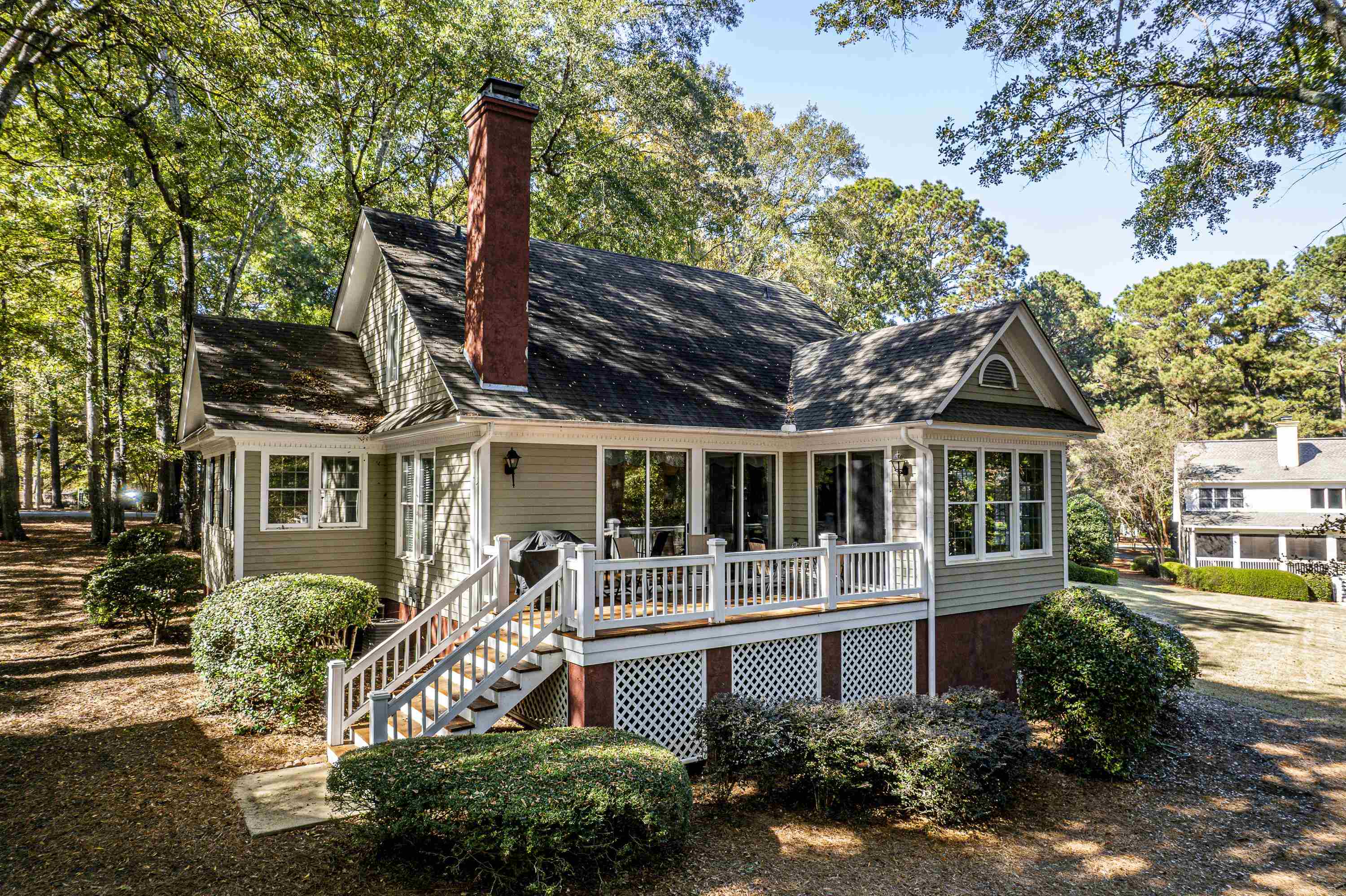131 Oakton South Property Photo 4