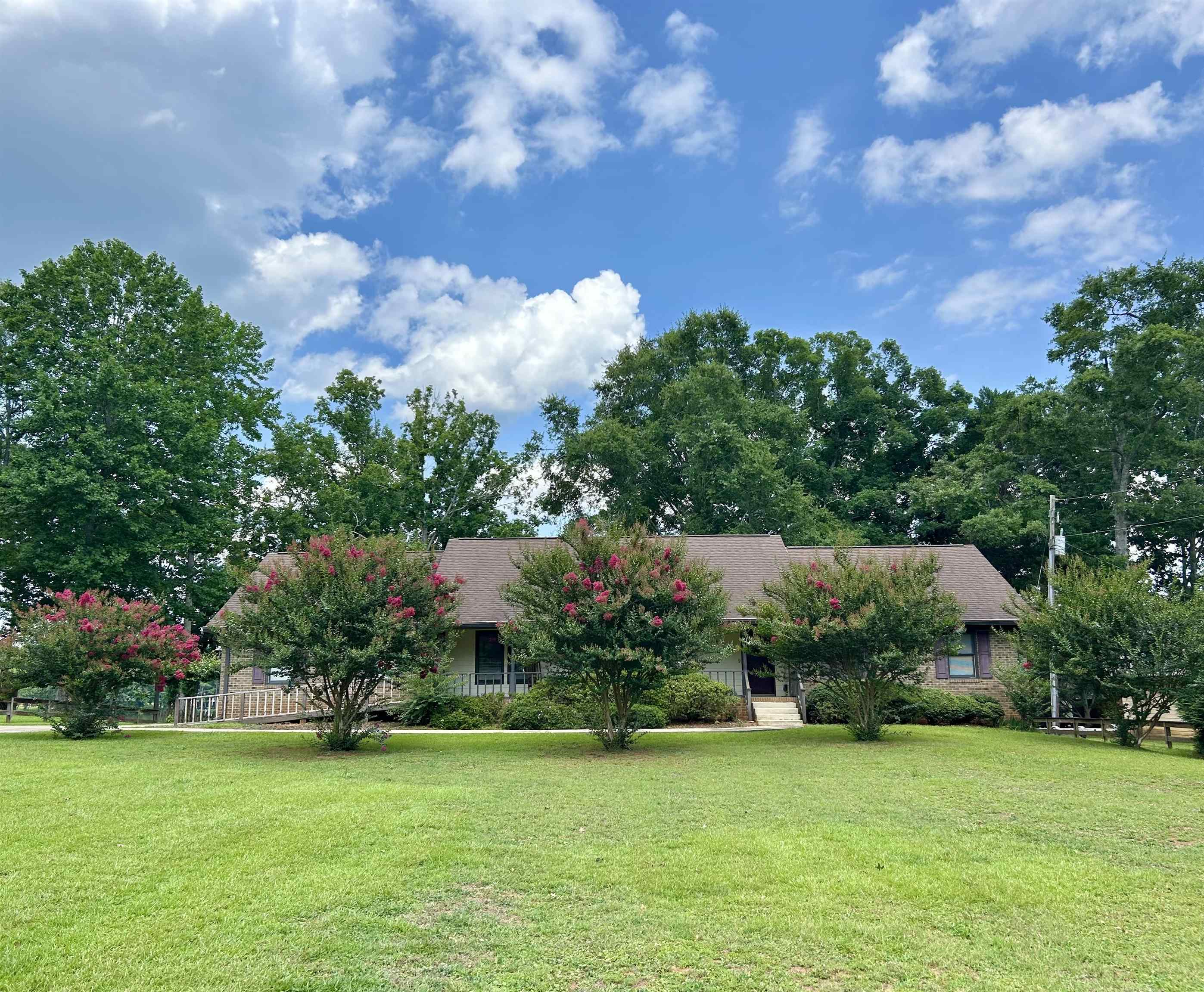 1070 Carpenter Lane Property Photo 1
