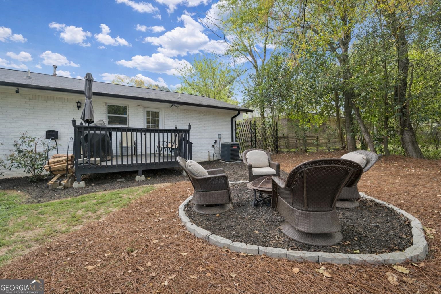 982 Green Meadows Dr Property Photo 3