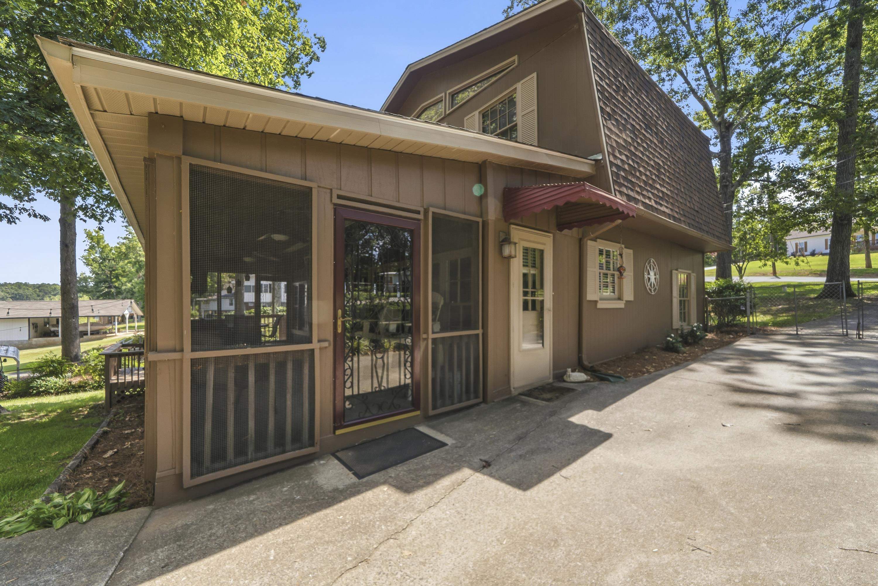 260 Shelton Drive Property Photo 3