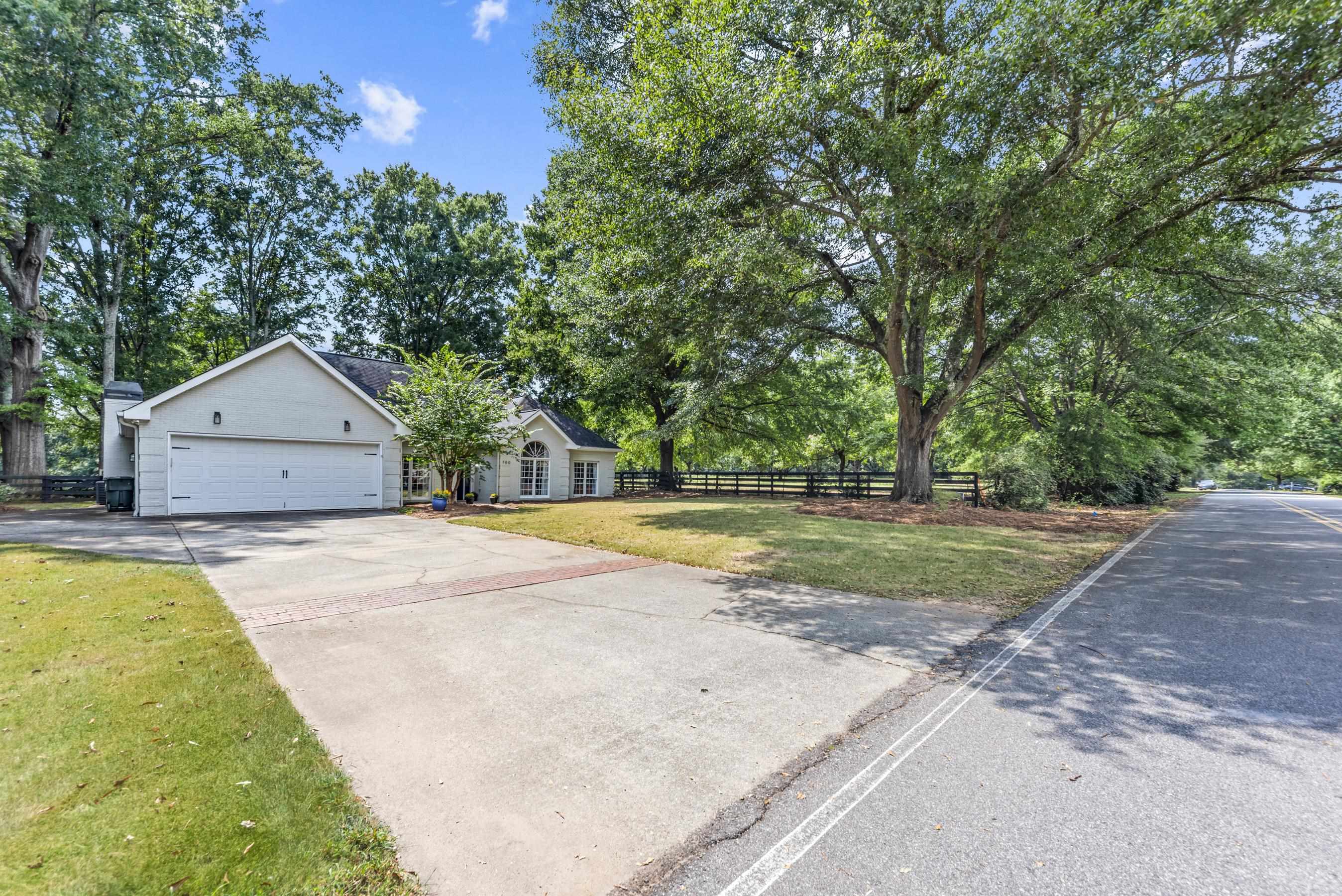 700 Skyline Drive Property Photo 3
