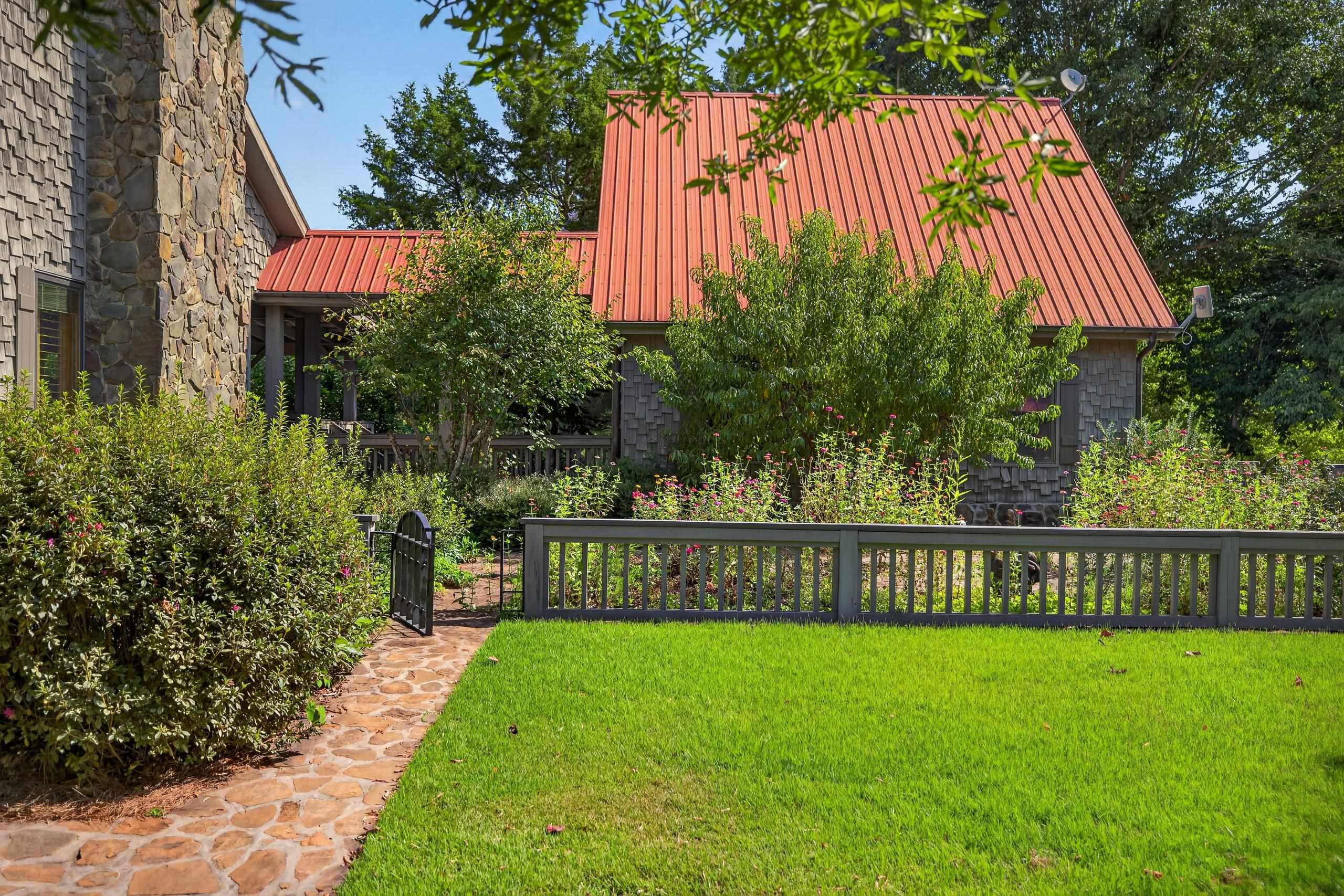 5231 Sandy Creek Road Property Photo 3