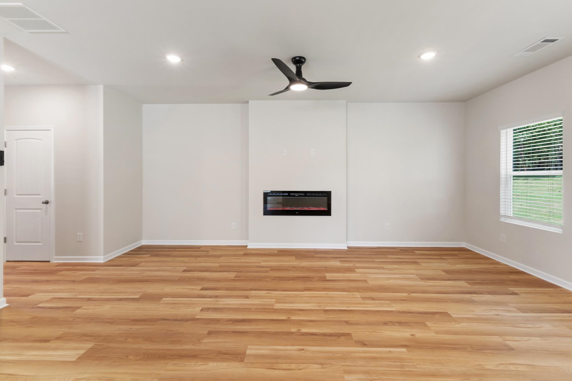 1199 Dickens Road Property Photo 4