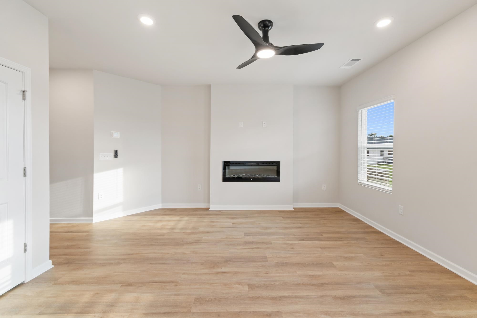 1196 Dickens Road Property Photo 4