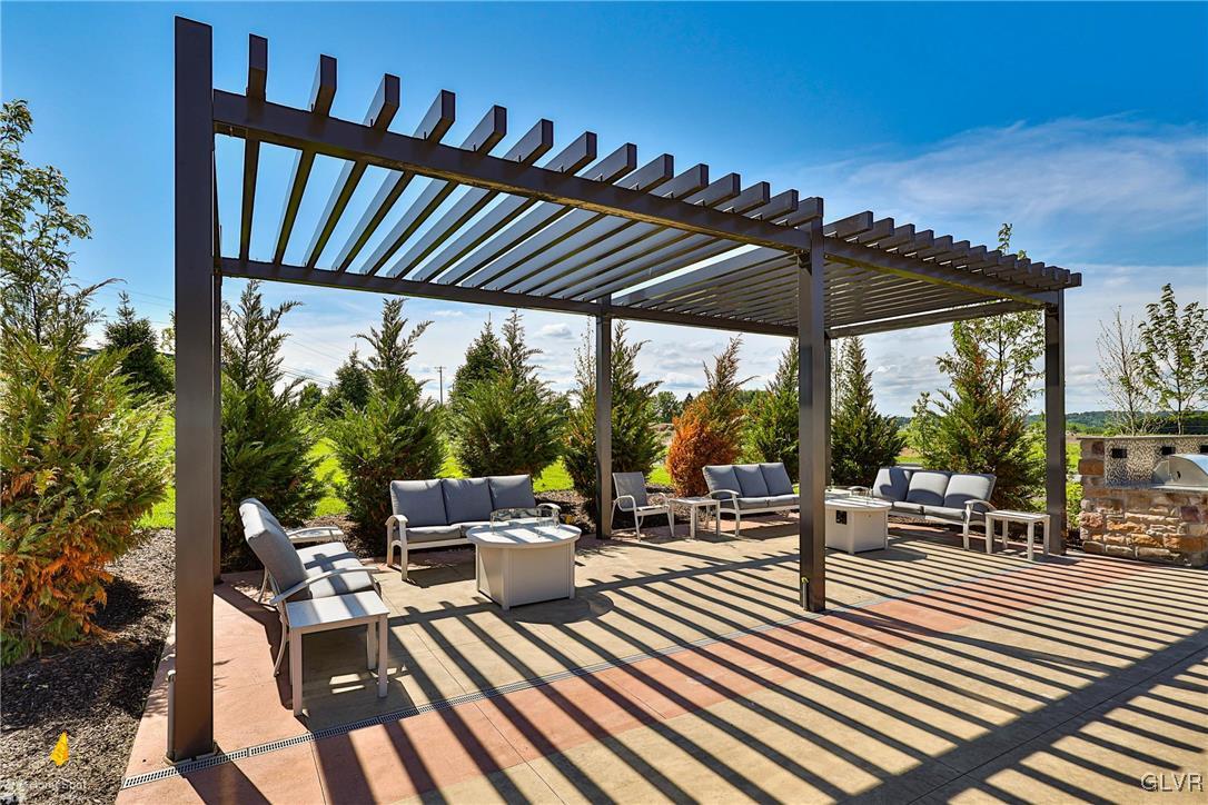 100 Aviv Street Property Photo 10