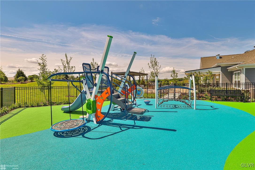 100 Aviv Street Property Photo 12