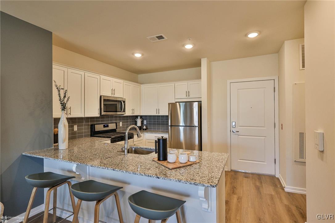 100 Aviv Street Property Photo 24