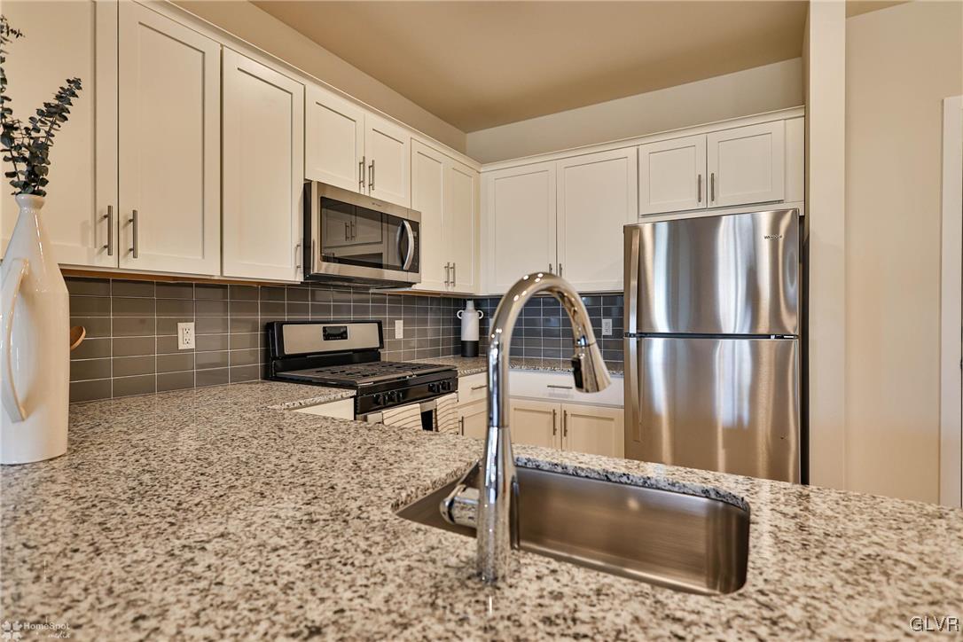100 Aviv Street Property Photo 26