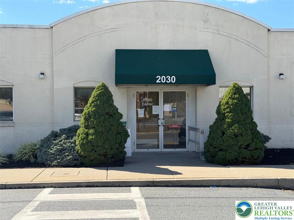 2030 Center Street Property Photo 1
