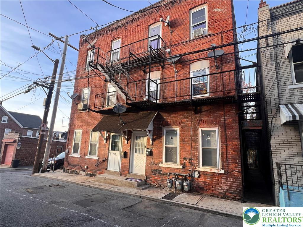735 Laufer Street Property Photo 1
