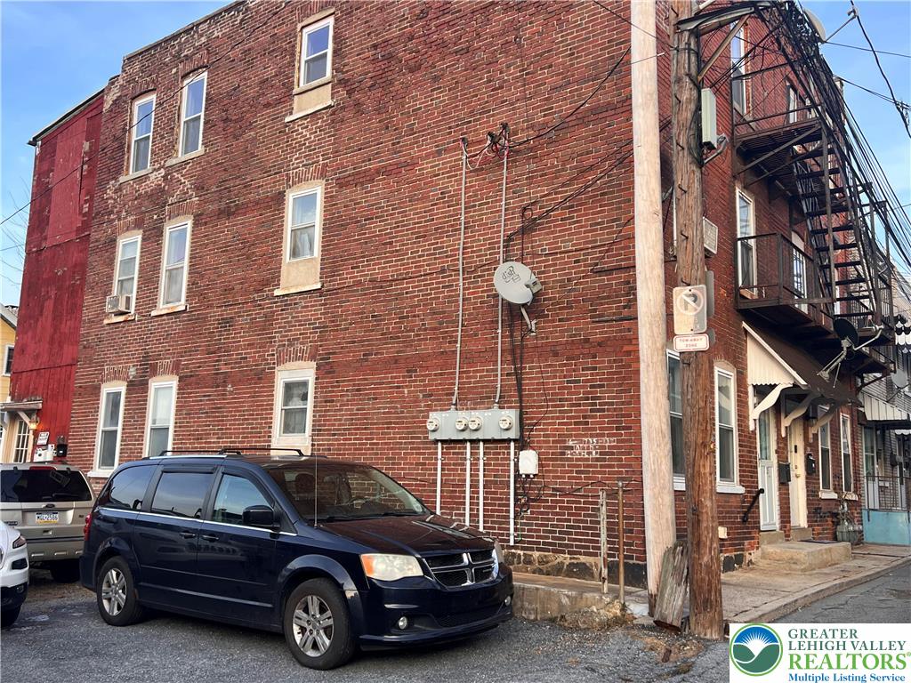 735 Laufer Street Property Photo 3