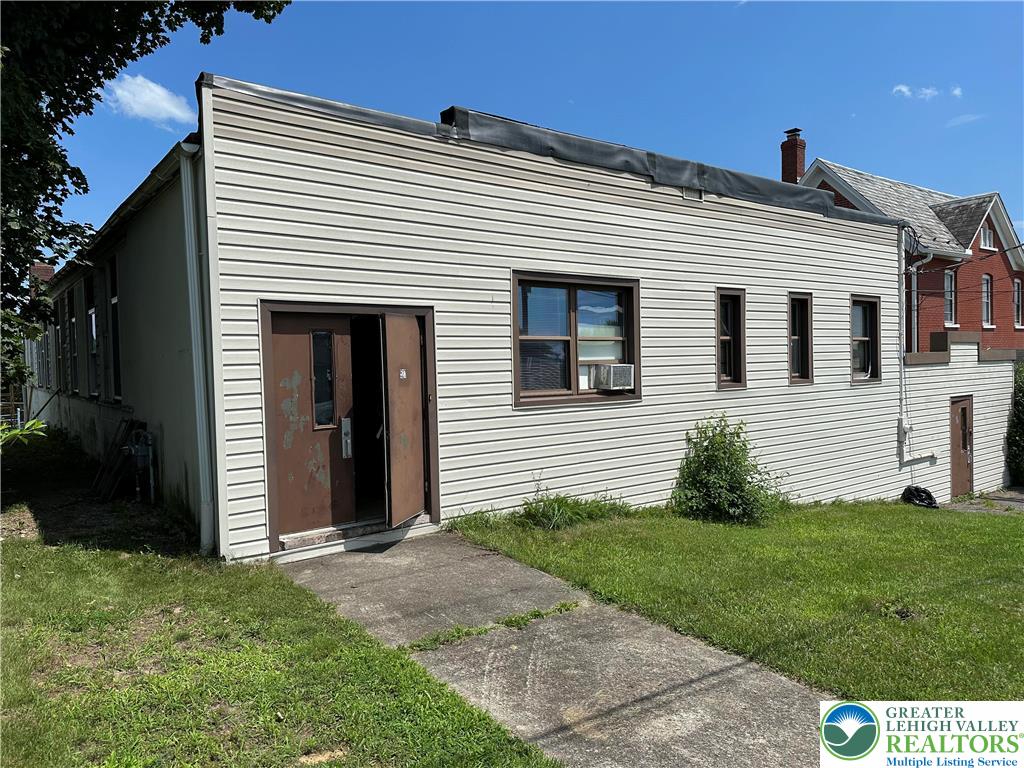 527 Division Street Property Photo 7