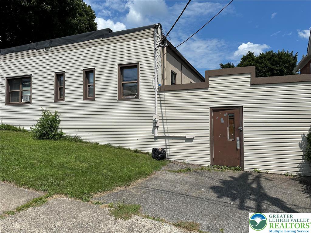 527 Division Street Property Photo 1