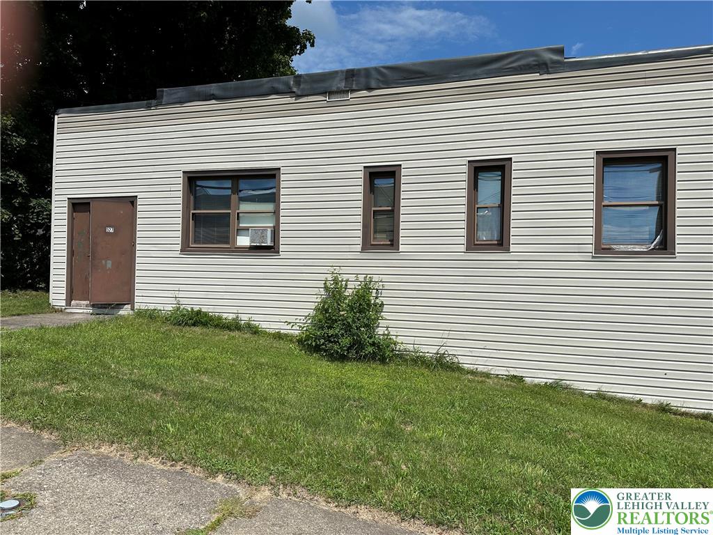 527 Division Street Property Photo 5