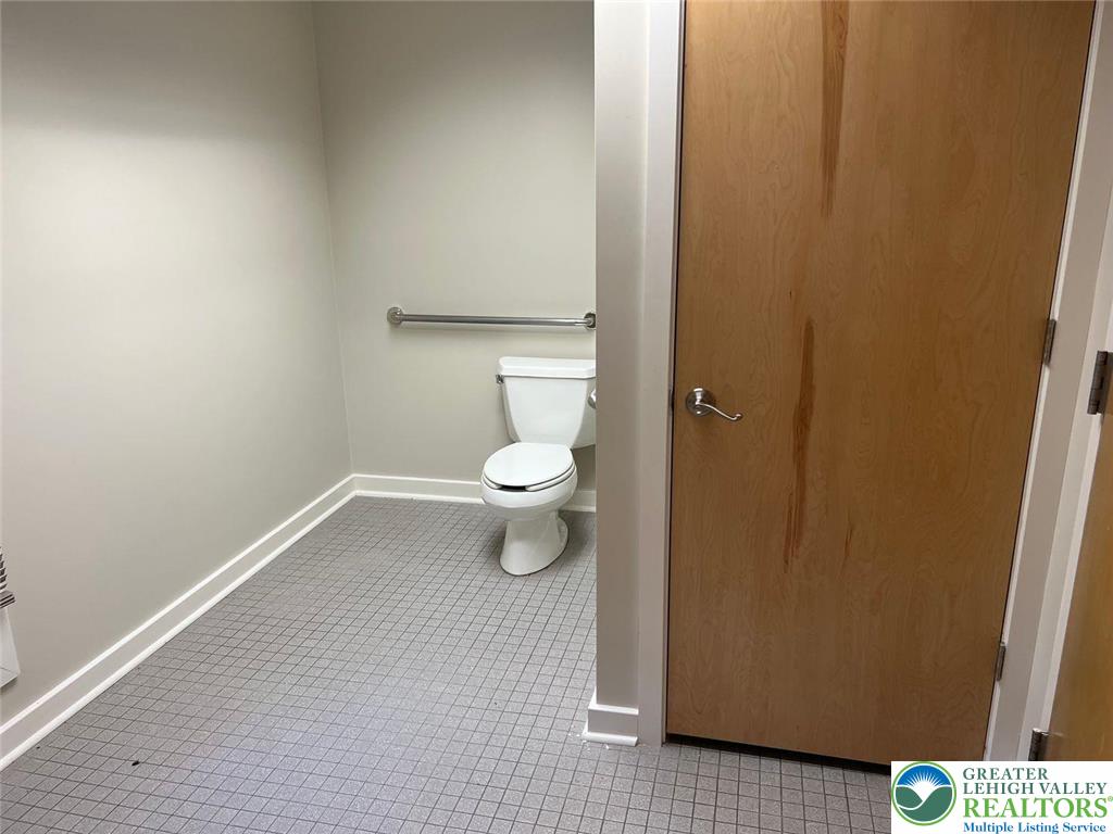 200 Kelly Road B Property Photo 8