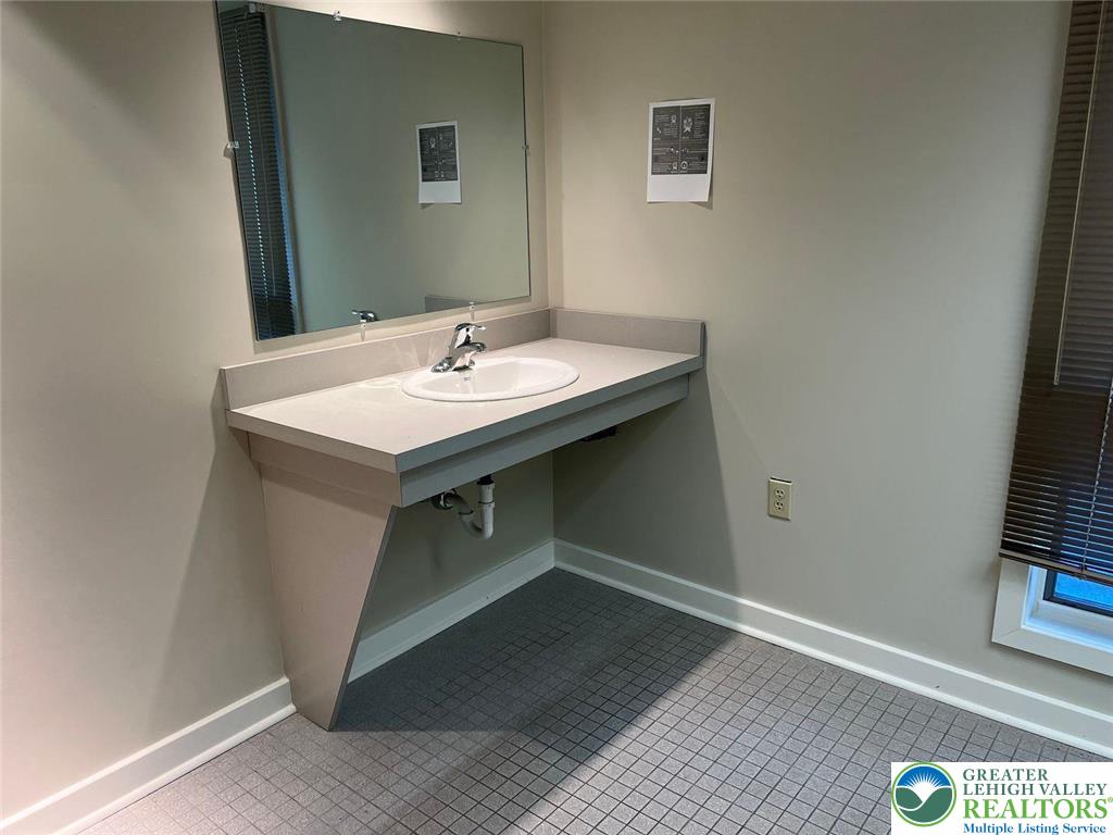 200 Kelly Road B Property Photo 9