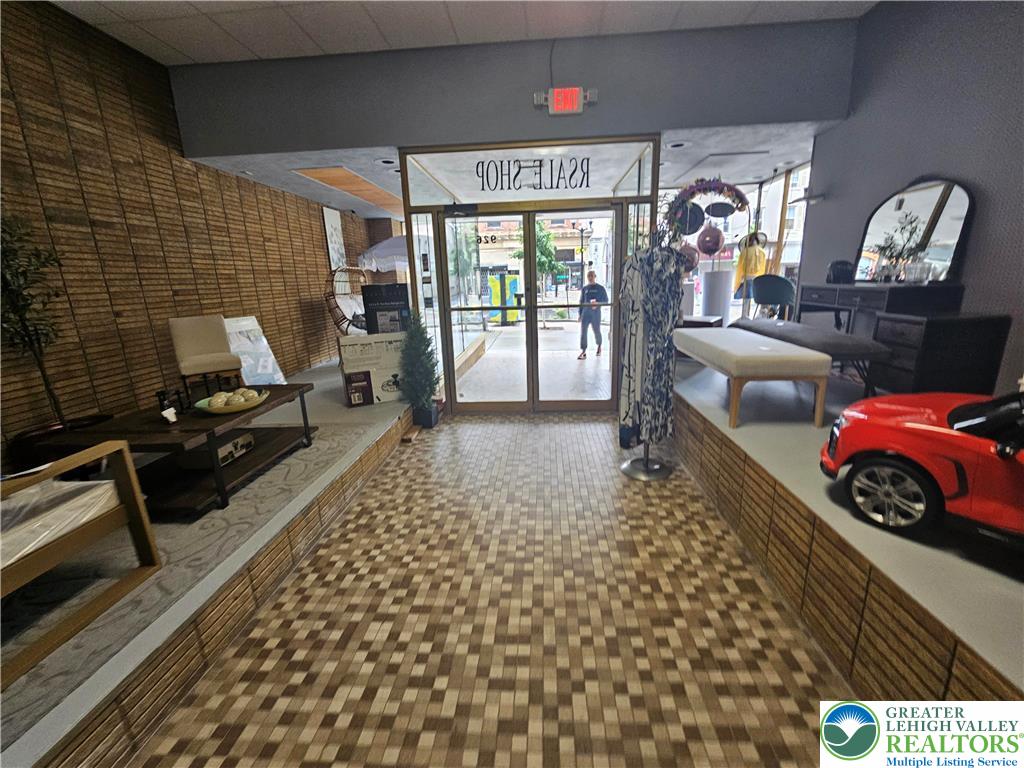 926 West Hamilton Street Property Photo 7