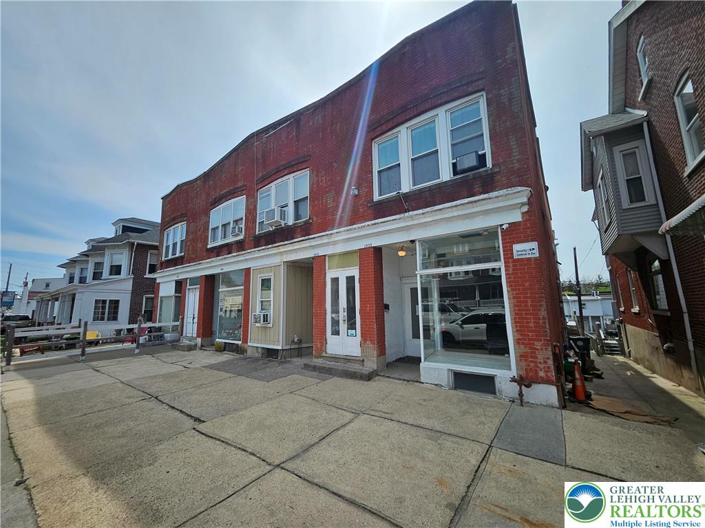 1935 West Broad Street Property Photo 2