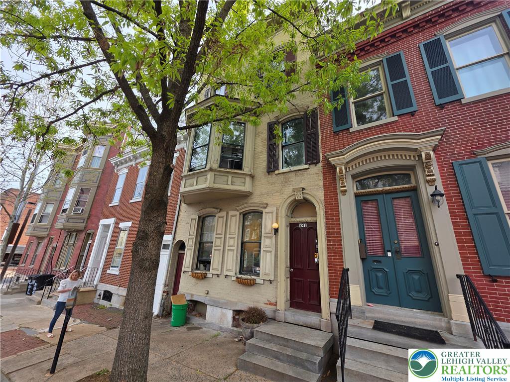 241 9th Street Property Photo 1