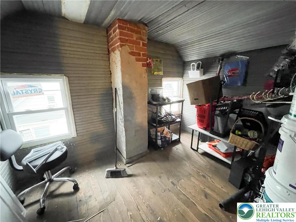 209 East South Street Property Photo 28