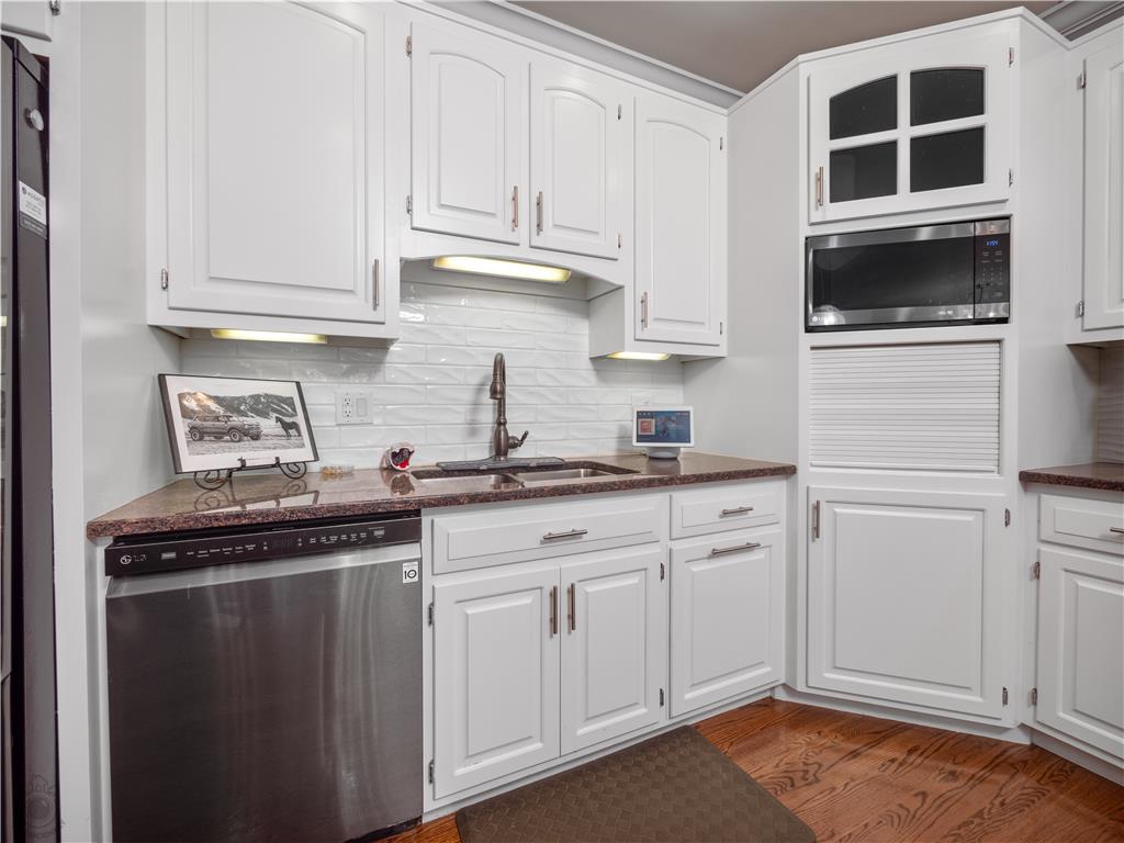 4450 Pond View Court Property Photo 18