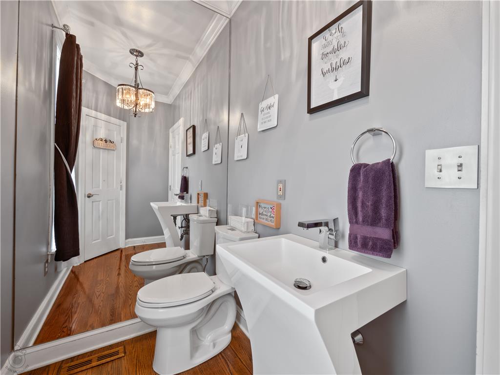4450 Pond View Court Property Photo 28