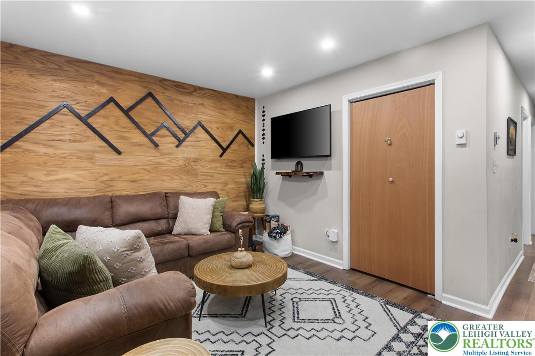 7483 Cottage Lane Property Photo 4