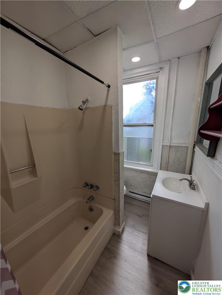 729 East 4th Street Apt 2 Property Photo 4