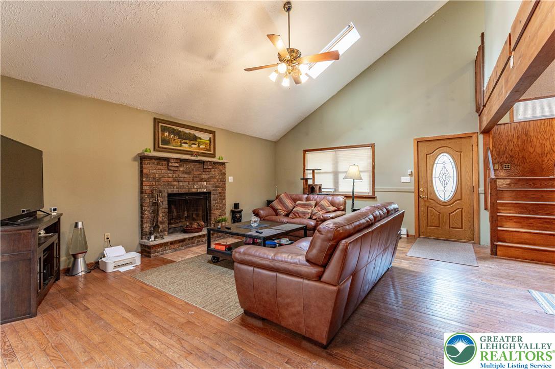 1328 Winding Way Property Photo 3