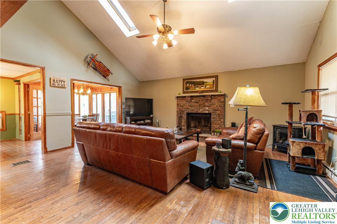1328 Winding Way Property Photo 4