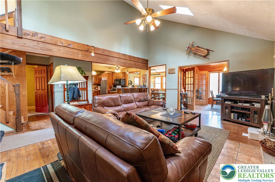 1328 Winding Way Property Photo 6