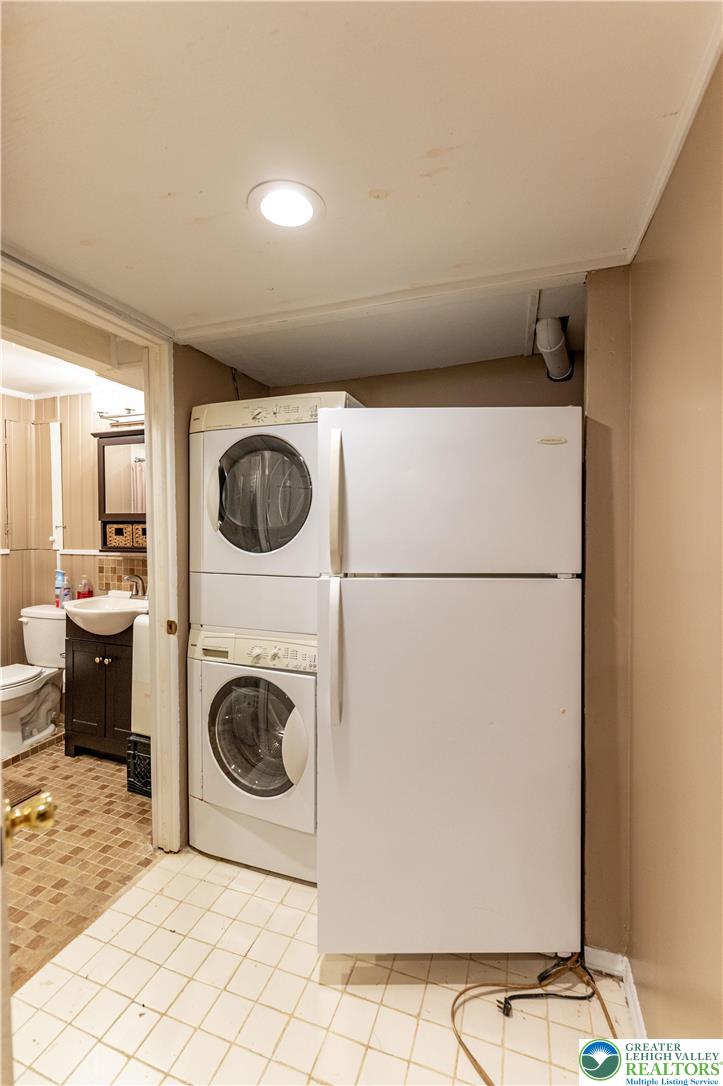1328 Winding Way Property Photo 29