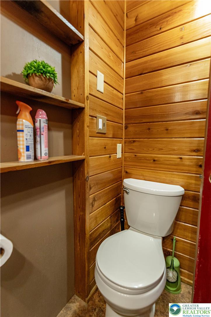 1328 Winding Way Property Photo 33