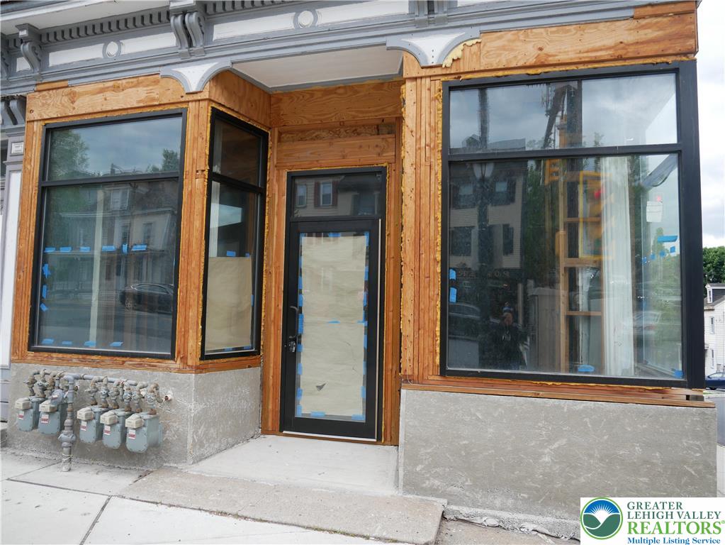 701 Northampton FRONT STORE Property Photo 1