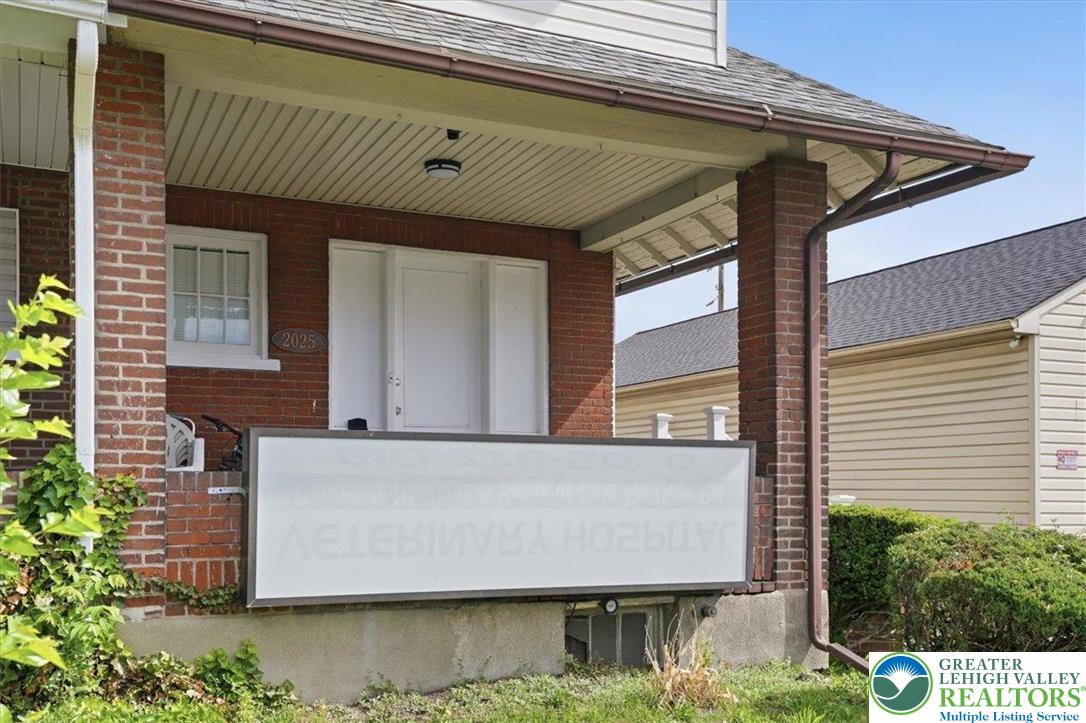 2025 Union Boulevard Property Photo 4